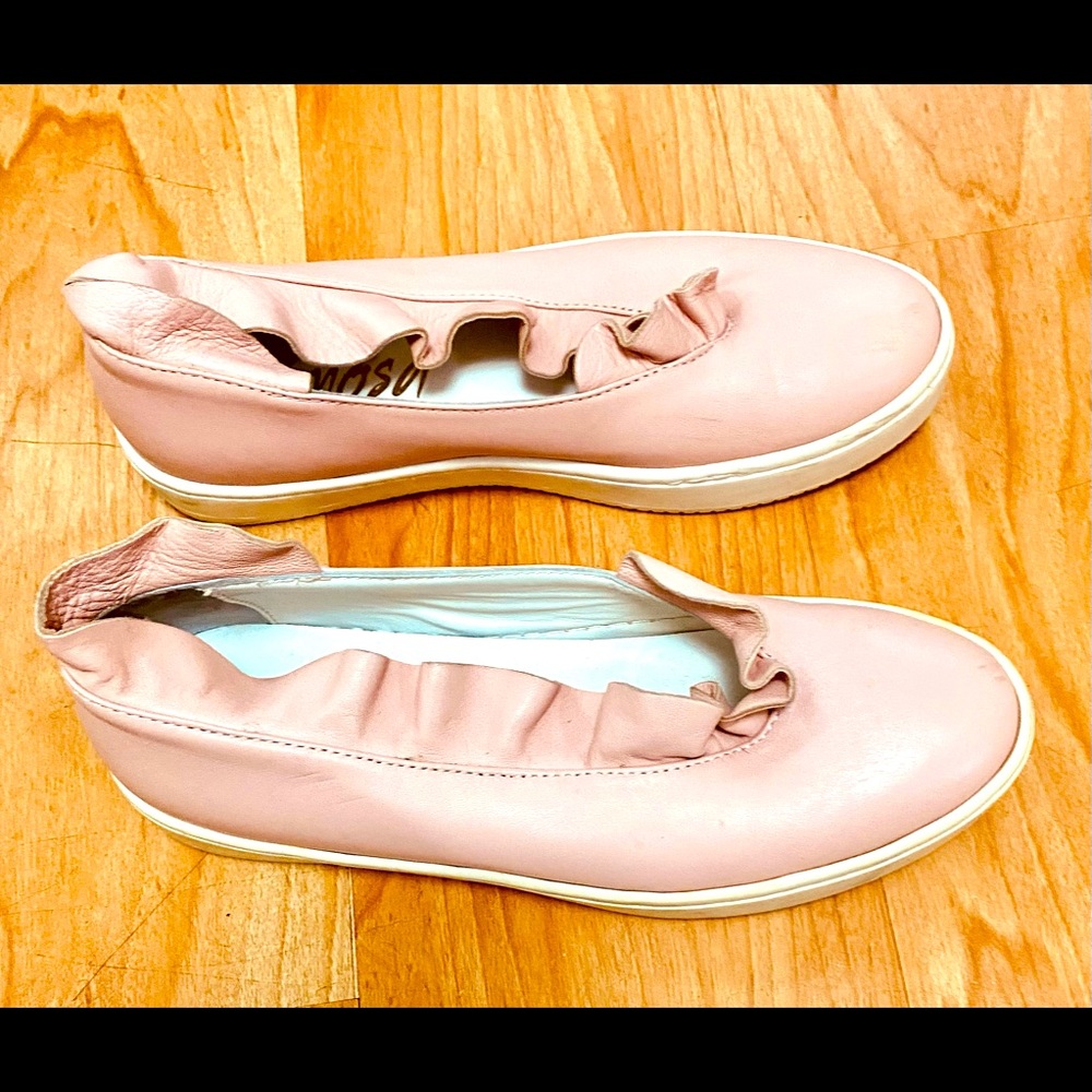 Mimosa shoes size 37 but 38 can wear it too. It is stretching. Pink - Picture 1 of 4